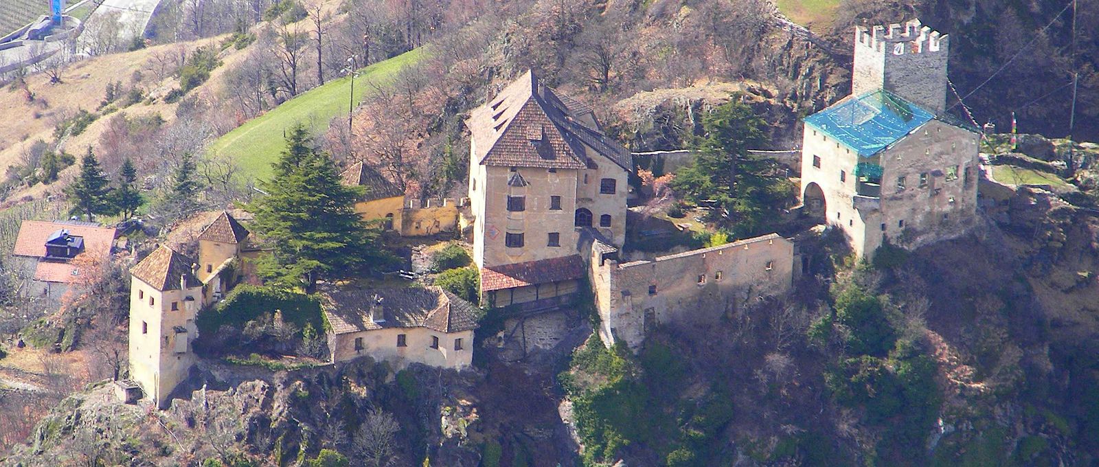 1600px-Schloss Juval Höfl